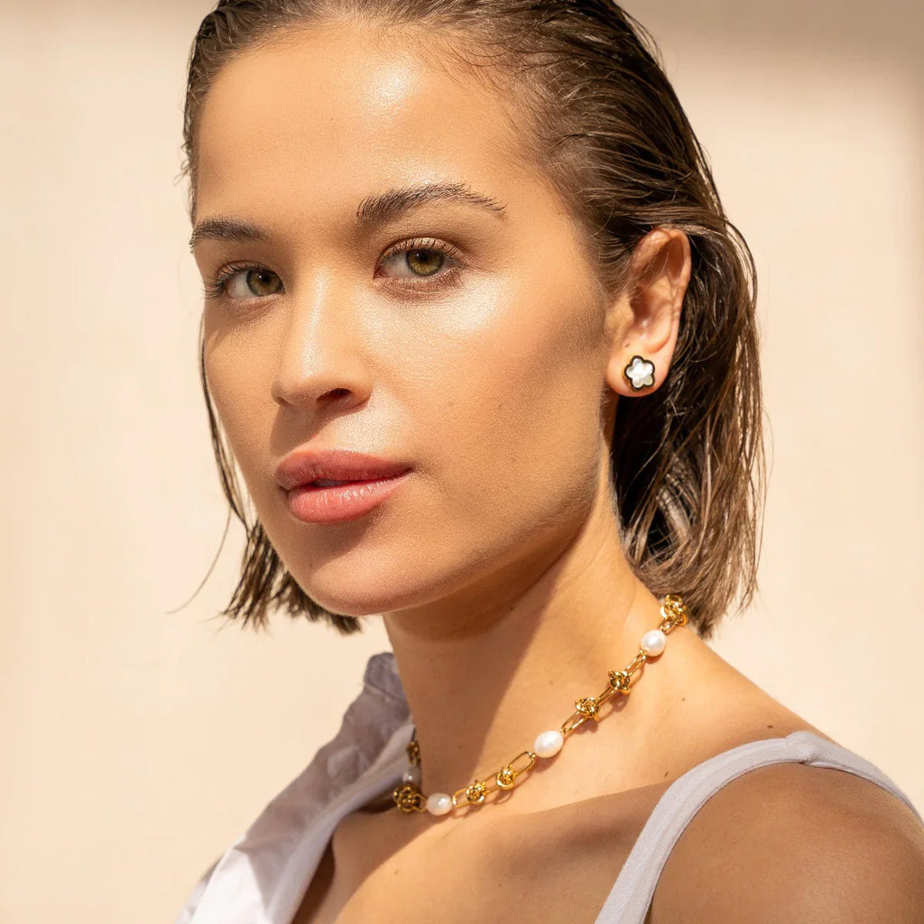 Knot and Pearl Necklace Plated in 18k Gold