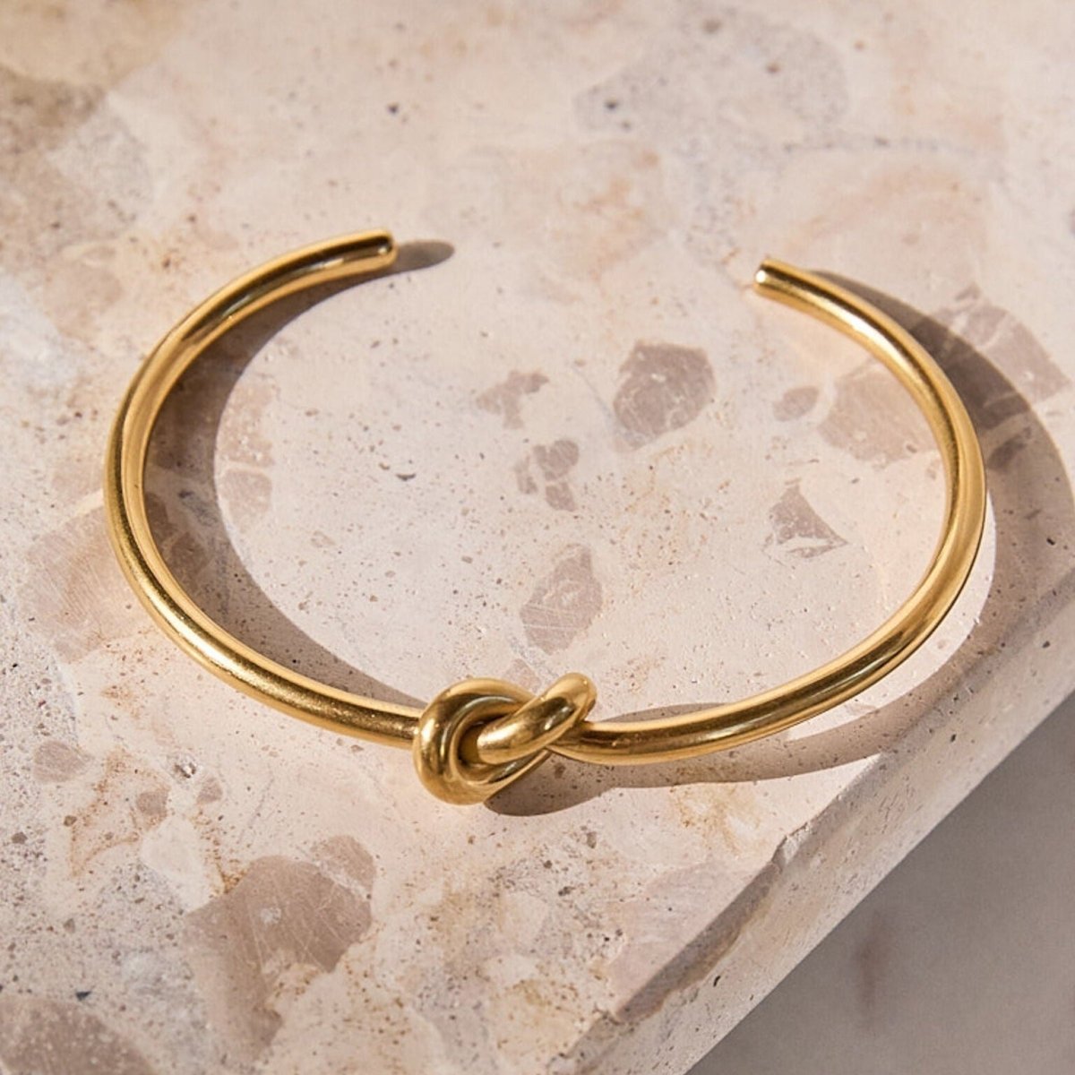 Bracelet with a central knot, 18K gold plated.