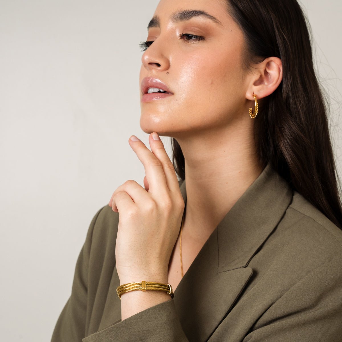 Wire bracelet plated in 18k gold.