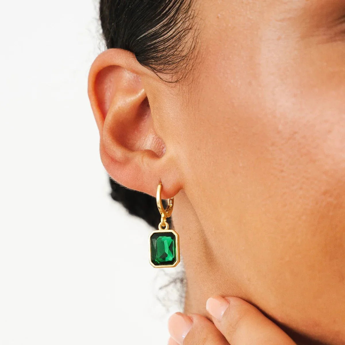 Small hoop earring with green crystal, 18k gold plated.