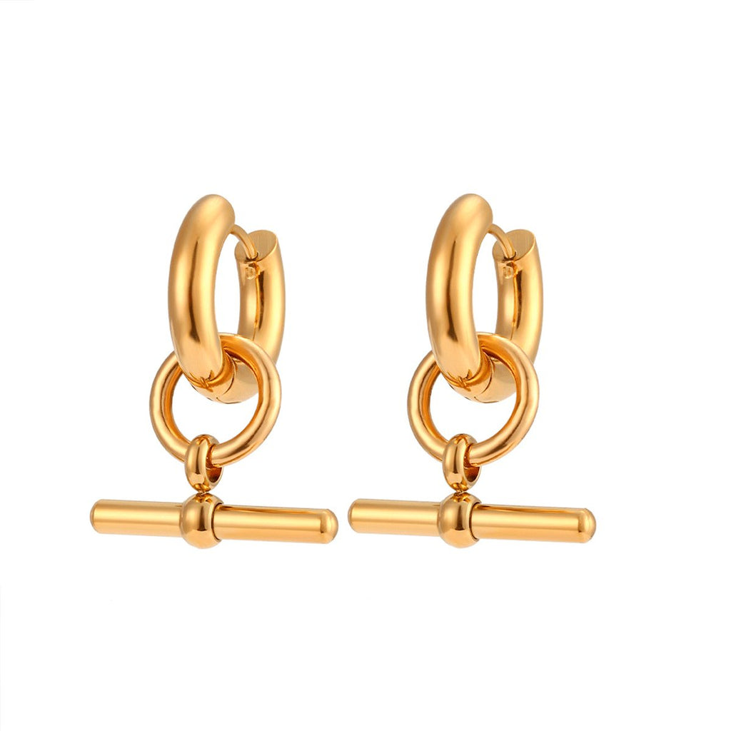 T-shaped bar earrings plated in 18k gold.