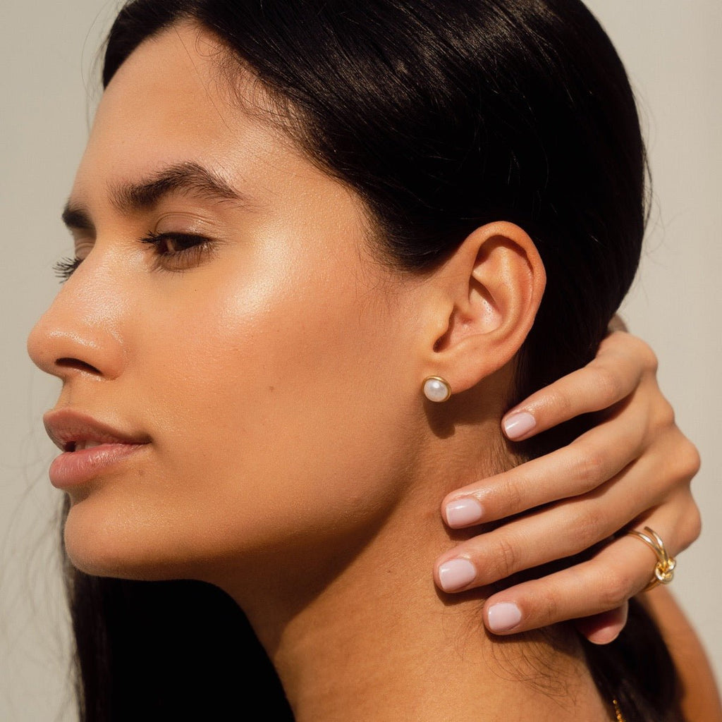 Solitaire Pearl Earrings Plated in 18K Gold