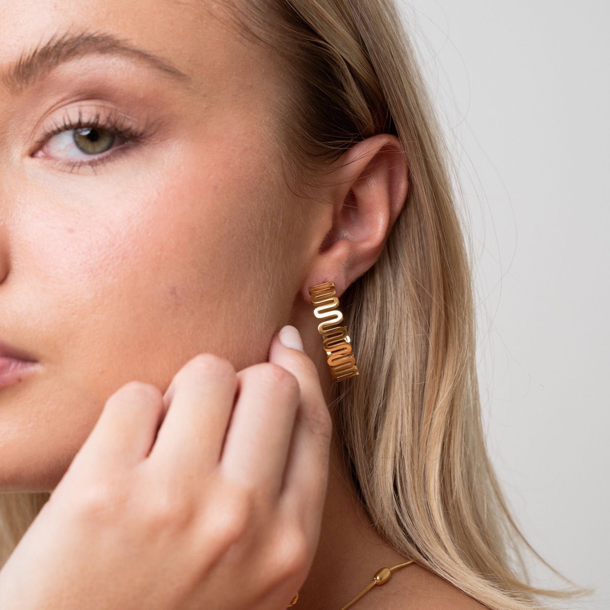 Zig Zag Earrings Plated in 18k Gold
