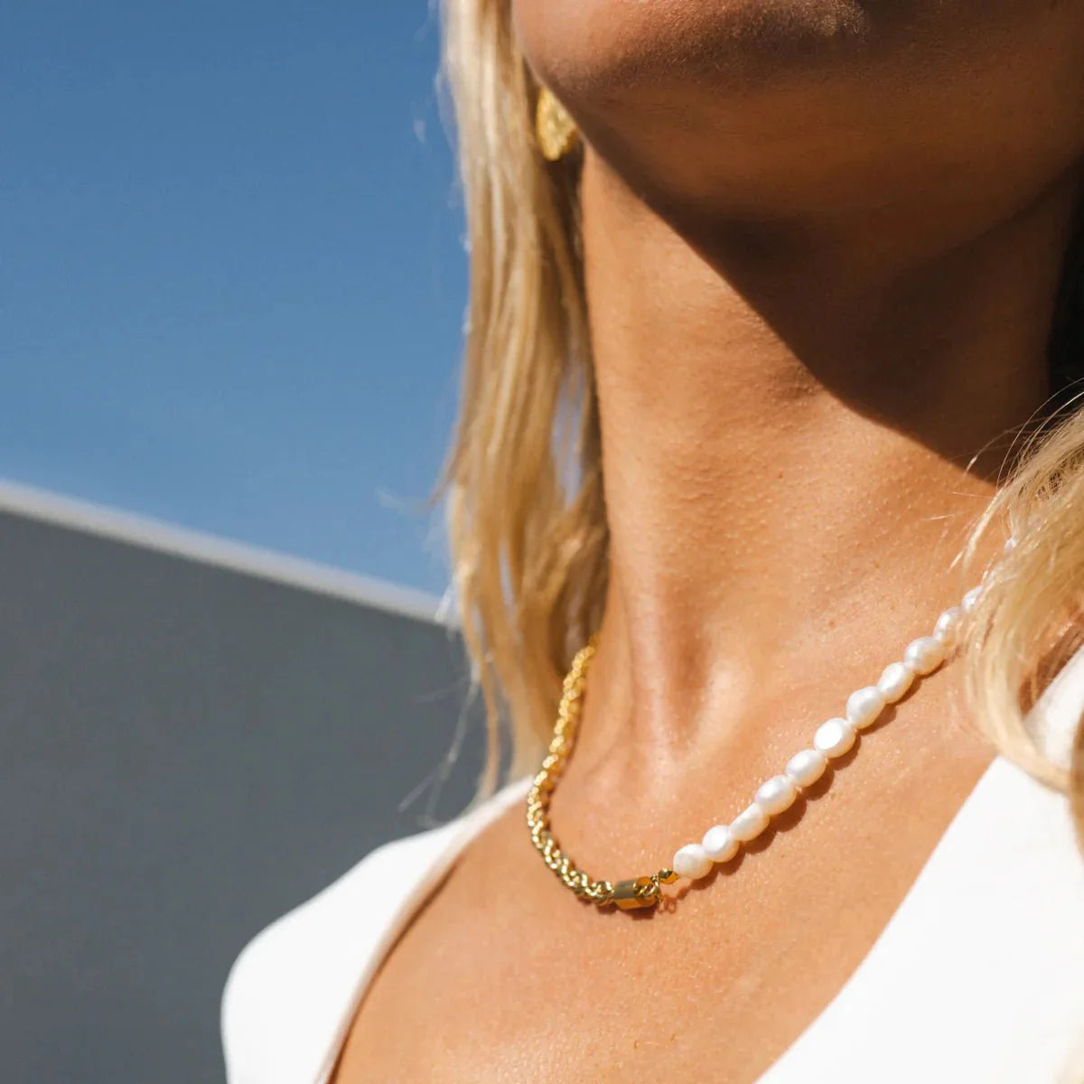 Brazilian-style necklace with pearls, 18k gold plated.