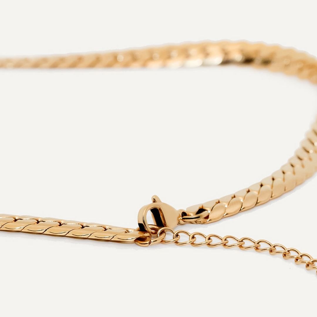 Minimalist Heart Choker Necklace Plated in 18K Gold