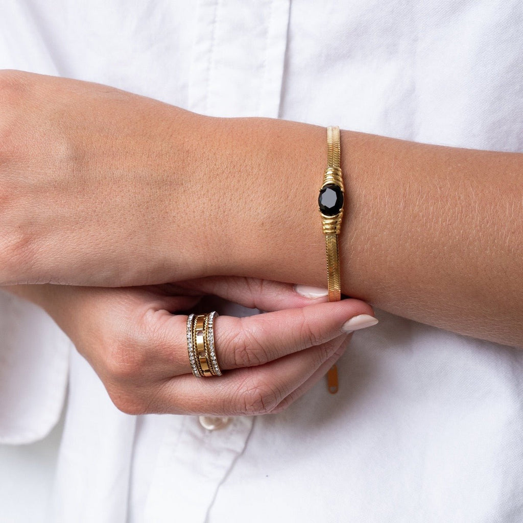 Mesh bracelet with onyx stone, 18K gold plated.