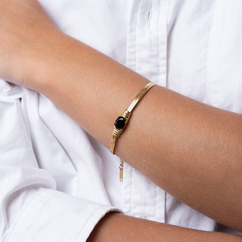 Mesh bracelet with onyx stone, 18K gold plated.