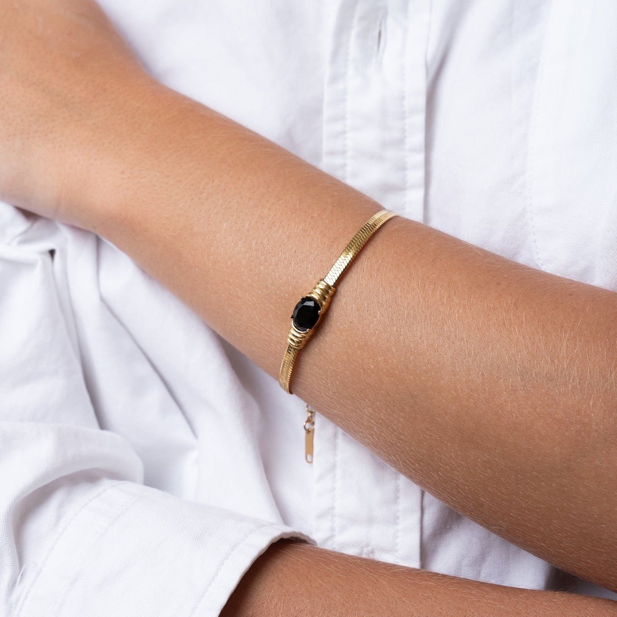 Mesh bracelet with onyx stone, 18K gold plated.
