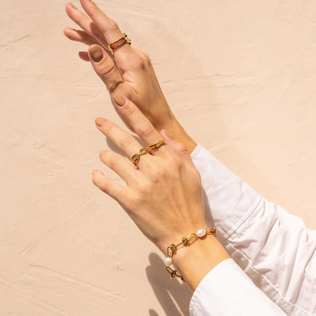 Knot and Pearl Bracelet Plated in 18k Gold