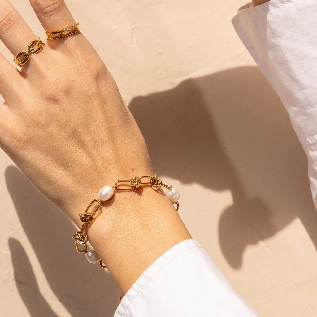 Knot and Pearl Bracelet Plated in 18k Gold